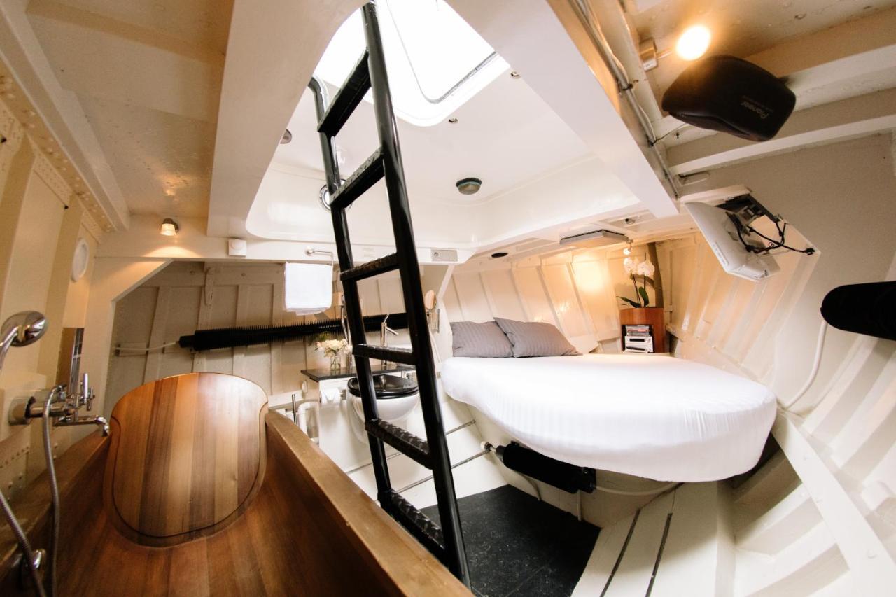 Reddingsboot Harlingen Boat Hotel Exterior foto